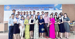 LỄ KHAI GIẢNG LỚP CE223702 NGÀNH NGÔN NGỮ ANH DO ĐẠI HỌC MỞ TP.HCM LIÊN KẾT CAO ĐẲNG CÔNG THƯƠNG TP.HCM ĐÀO TẠO
