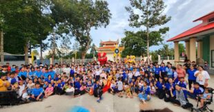Sinh viên HITC mang Tết Trung thu đến với các em thiếu nhi xã Vĩnh Lợi, huyện Tân Hưng, tỉnh Long An