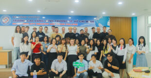 GẶP GỠ SINH VIÊN ĐAN MẠCH NGÀY KHAI TRƯỜNG 