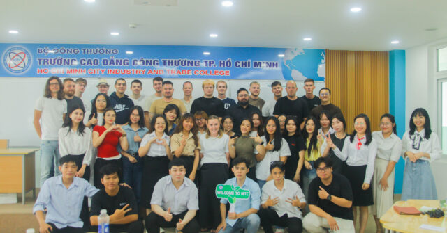 GẶP GỠ SINH VIÊN ĐAN MẠCH NGÀY KHAI TRƯỜNG 