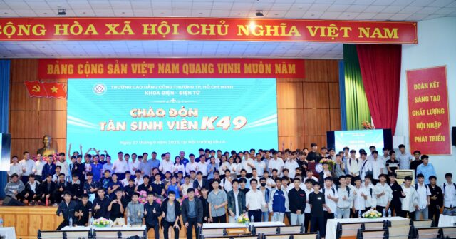 Recap chương tr&igrave;nh ch&agrave;o đ&oacute;n t&acirc;n sinh vi&ecirc;n khoa Điện &ndash; Điện tử K49