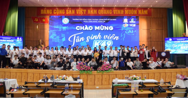Chương tr&igrave;nh ch&agrave;o đ&oacute;n t&acirc;n sinh vi&ecirc;n K49 v&agrave; trao học bổng khoa C&ocirc;ng nghệ Th&ocirc;ng tin