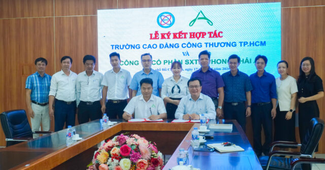 K&yacute; kết bi&ecirc;n bản hợp t&aacute;c giữa Trường Cao đẳng C&ocirc;ng Thương TP.HCM v&agrave; C&ocirc;ng ty Cổ phần SXTM Phong Th&aacute;i An