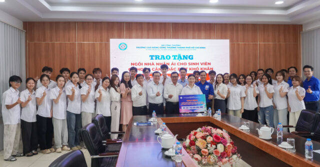 Trao tặng ng&ocirc;i nh&agrave; nh&acirc;n &aacute;i cho sinh vi&ecirc;n c&oacute; ho&agrave;n cảnh đặc biệt kh&oacute; khăn