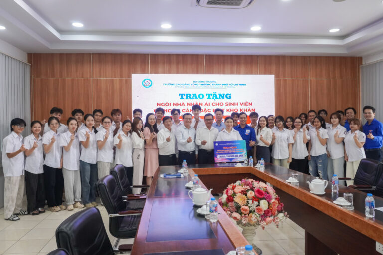 Trao tặng ng&ocirc;i nh&agrave; nh&acirc;n &aacute;i cho sinh vi&ecirc;n c&oacute; ho&agrave;n cảnh đặc biệt kh&oacute; khăn